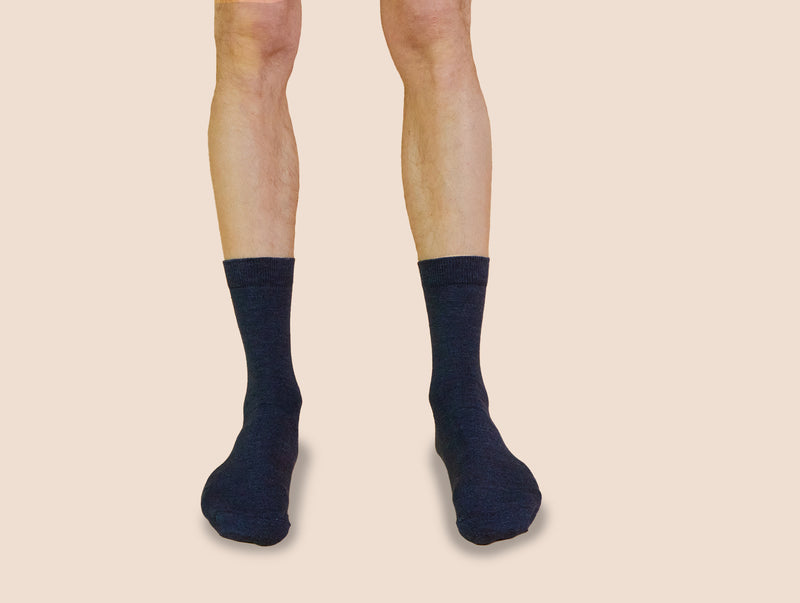 Petrone-chaussettes-lin-coton-homme-portee-bleu marine#couleur_bleu marine