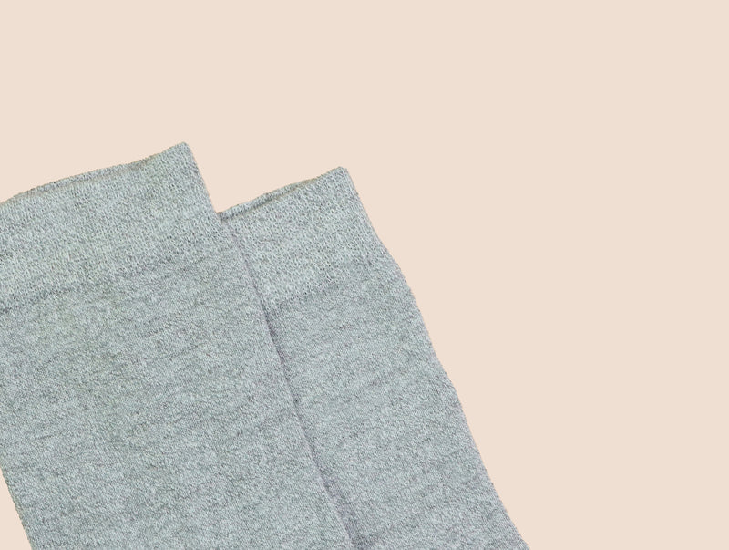 Petrone-chaussettes-lin-coton-homme-posee-gris clair#couleur_gris clair