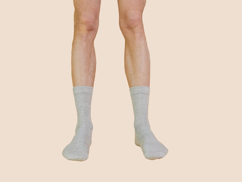 Petrone-chaussettes-lin-coton-homme-portee-gris clair#couleur_gris clair