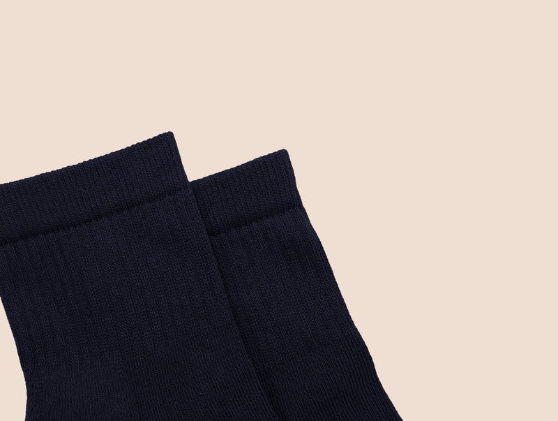 Petrone-chaussettes-tennis-coton-bio-unies-basses-homme-bleu marine-posées#couleur_bleu marine
