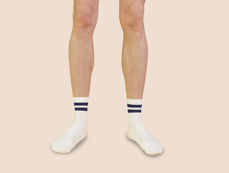 Petrone-chaussettes-tennis-coton-bio-rayures-basses-homme-écru-bleu marine-portées#couleur_écru---bleu-marine