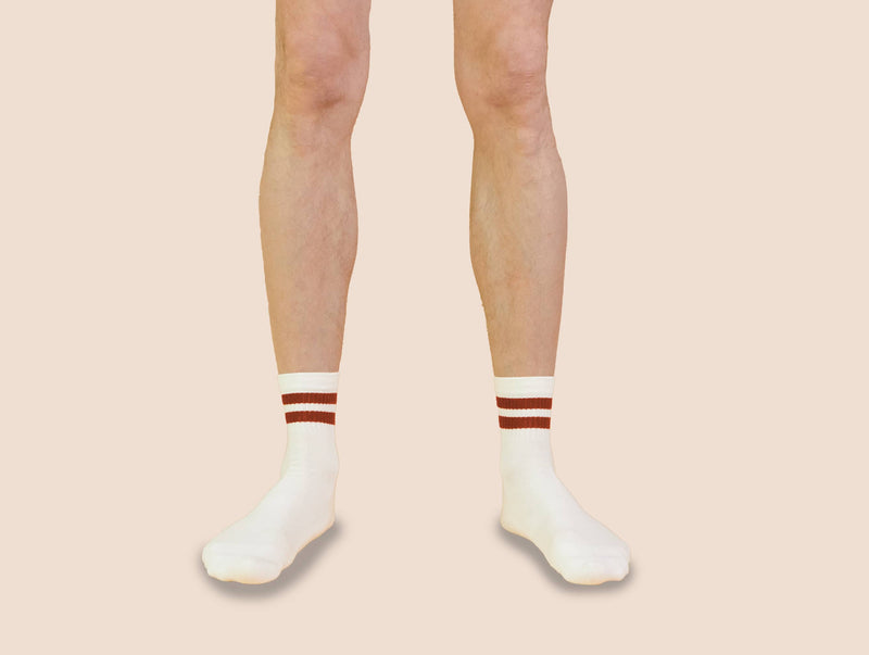 Petrone-chaussettes-tennis-coton-bio-rayures-basses-homme-écru-rouille-portées#couleur_écru---rouille