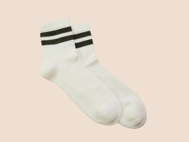 Petrone-chaussettes-tennis-coton-bio-rayures-basses-homme-écru-vert kaki-posees#couleur_écru---vert-kaki