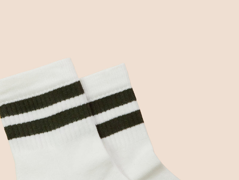 Petrone-chaussettes-tennis-coton-bio-rayures-basses-homme-écru-vert kaki-posees#couleur_écru---vert-kaki