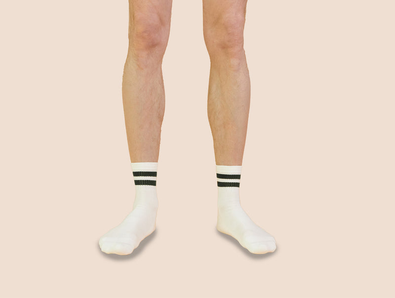 Petrone-chaussettes-tennis-coton-bio-rayures-basses-homme-écru-vert kaki-portées#couleur_écru---vert-kaki