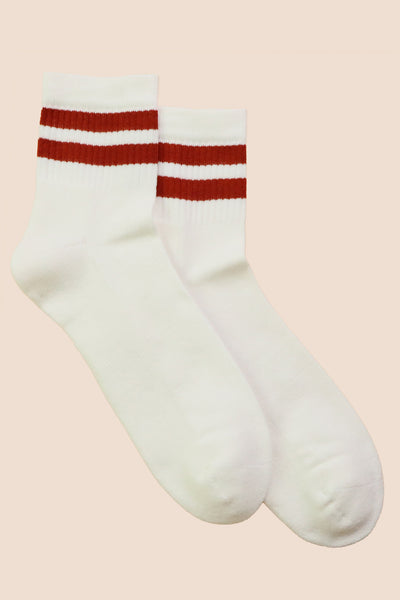 Petrone-chaussettes-tennis-coton-bio-rayures-basses-homme-écru-rouille-posees