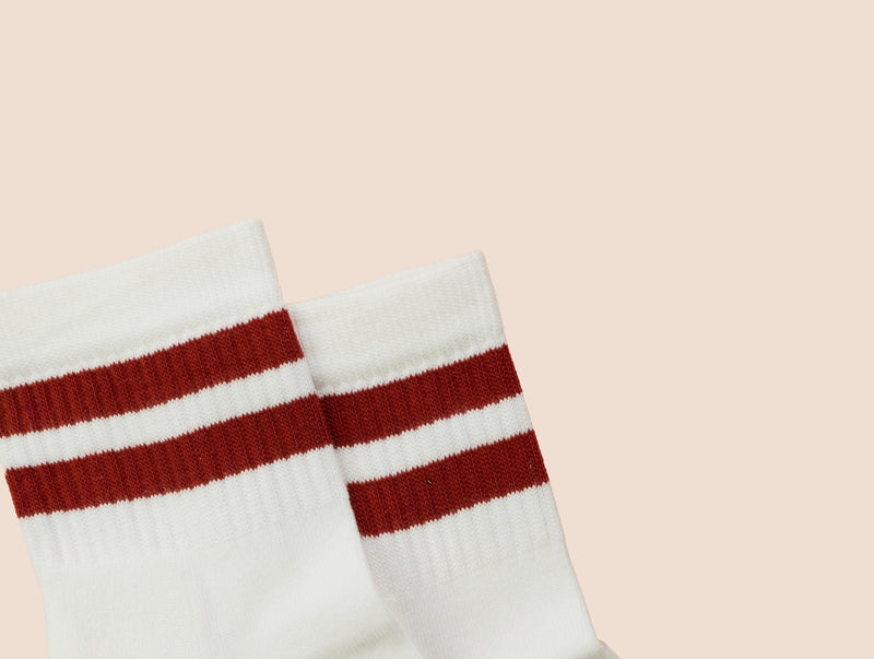 Petrone-chaussettes-tennis-coton-bio-rayures-basses-homme-écru-rouille-posees#couleur_écru---rouille