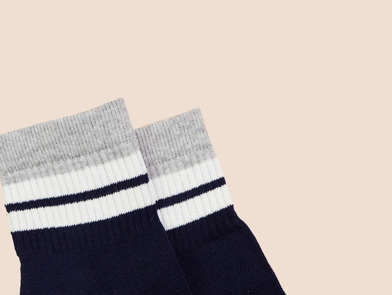 Petrone-chaussettes-tennis-coton-bio-retro-basses-homme-bleu marine-gris clair-posees#couleur_bleu-marine---gris-clair