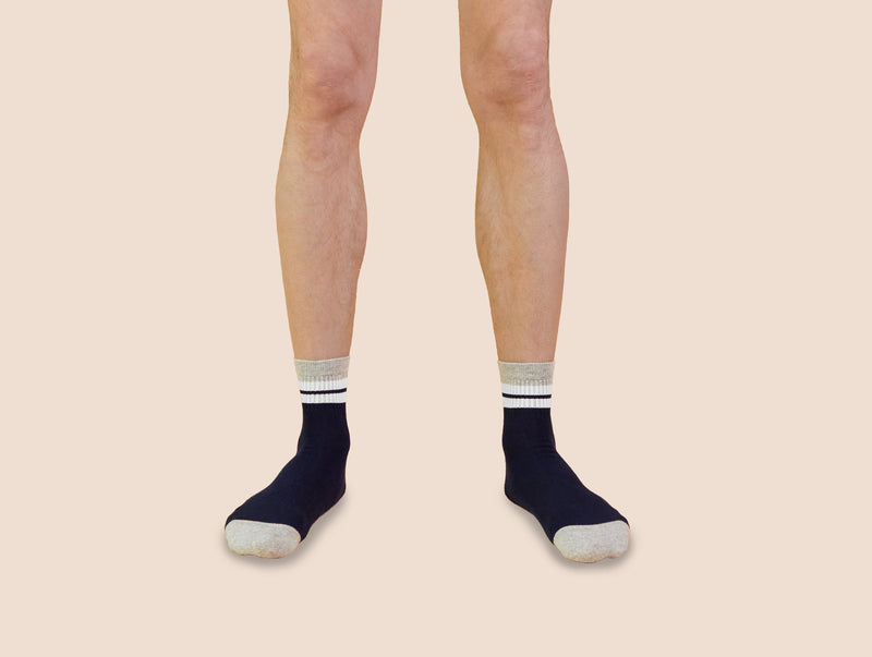 Petrone-chaussettes-tennis-coton-bio-retro-basses-homme-bleu marine-gris clair-portées#couleur_bleu-marine---gris-clair