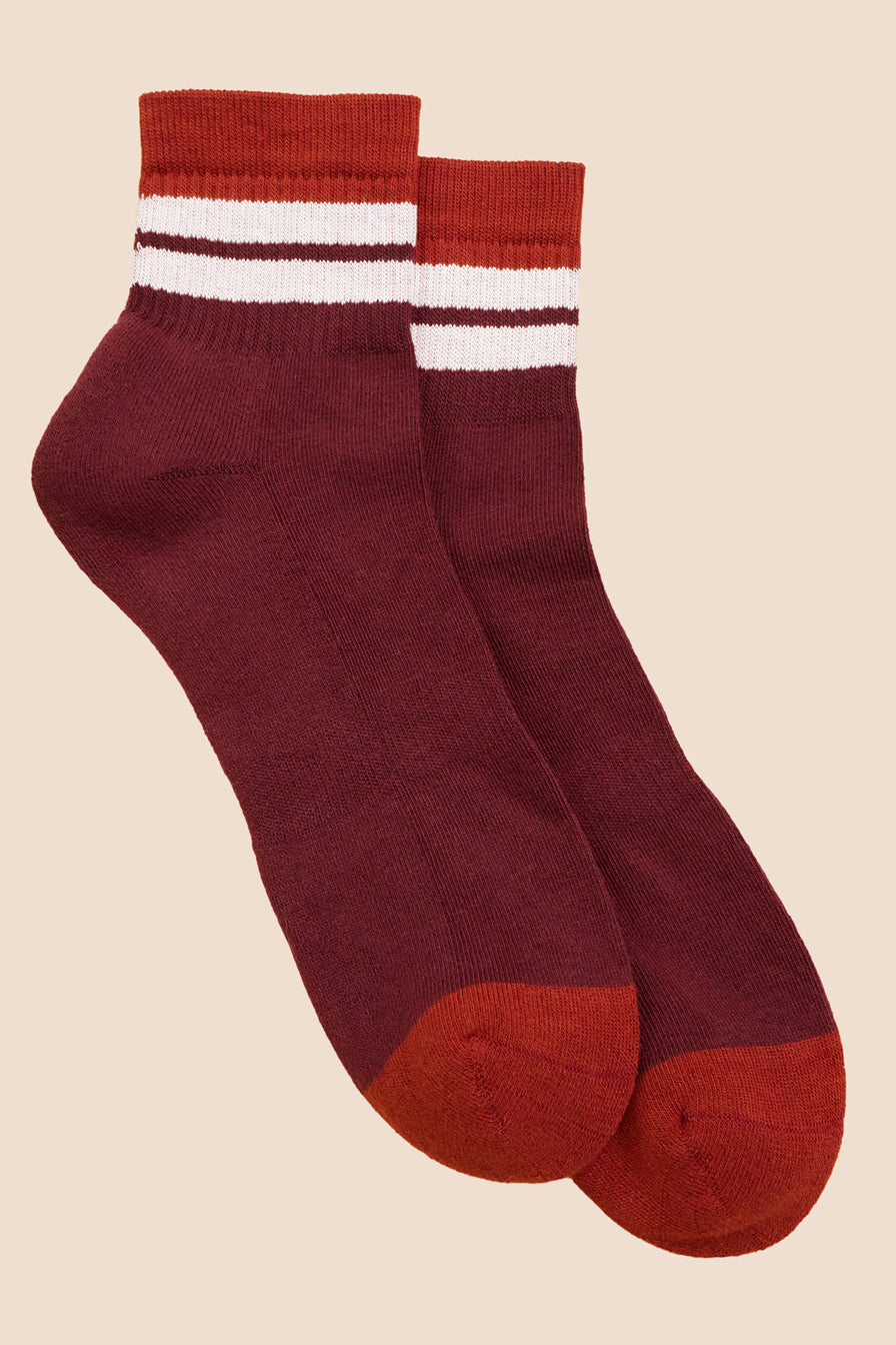 Petrone-chaussettes-tennis-coton-bio-rayures-basses-homme-rouille-posees