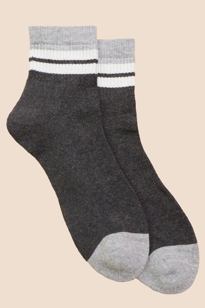 Petrone-chaussettes-tennis-coton-bio-rayures-basses-homme-gris-posees