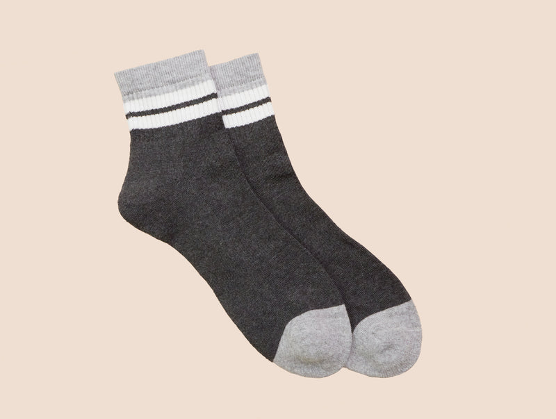 Petrone-chaussettes-tennis-coton-bio-retro-basses-homme-gris anthracite-gris clair-posees#couleur_gris-anthracite---gris-clair