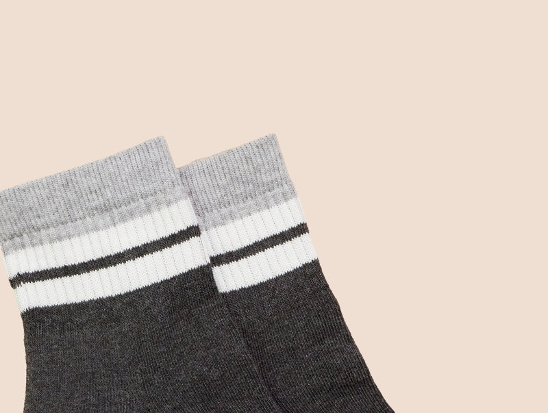 Petrone-chaussettes-tennis-coton-bio-retro-basses-homme-gris anthracite-gris clair-posees#couleur_gris-anthracite---gris-clair