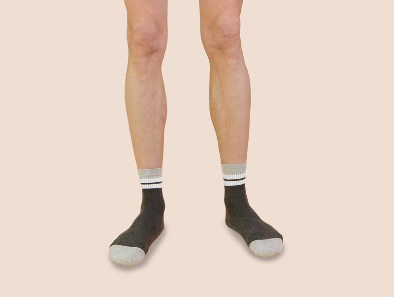 Petrone-chaussettes-tennis-coton-bio-retro-basses-homme-gris anthracite-gris clair-portées#couleur_gris-anthracite---gris-clair