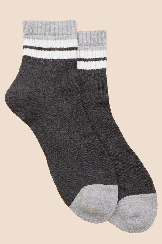 Petrone-chaussettes-tennis-coton-bio-rayures-basses-homme-gris-posees