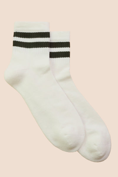 Petrone-chaussettes-tennis-coton-bio-rayures-basses-homme-écru-vert kaki-posees