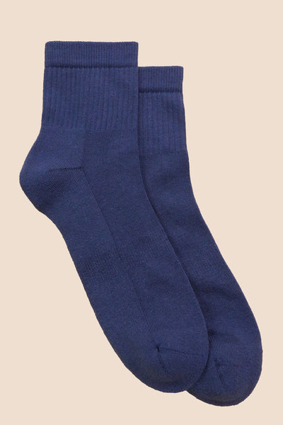 Petrone-chaussettes-tennis-coton-bio-unies-hautes-homme-bleu-acier-posees