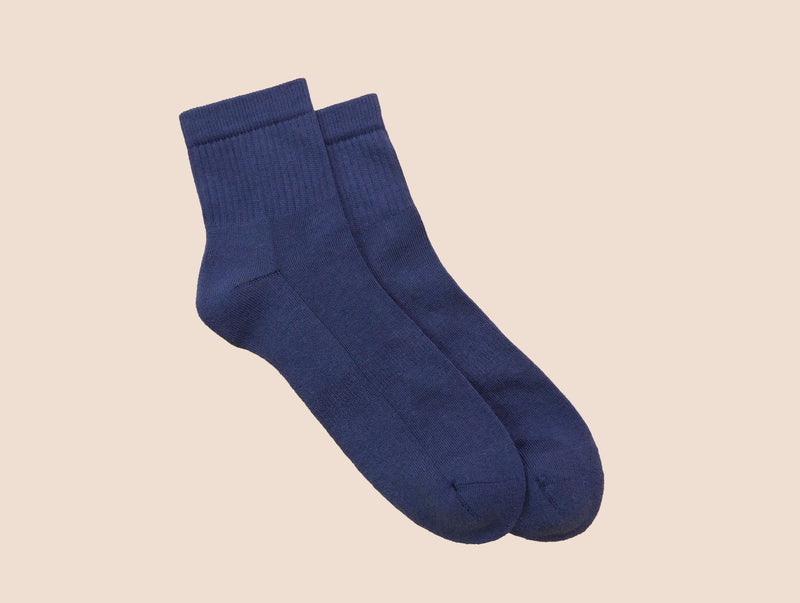 Petrone-chaussettes-tennis-coton-bio-unies-basses-homme-bleu acier-posees#couleur_bleu-acier