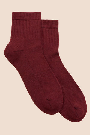 Petrone-chaussettes-tennis-coton-bio-unies-hautes-homme-bordeaux-posees