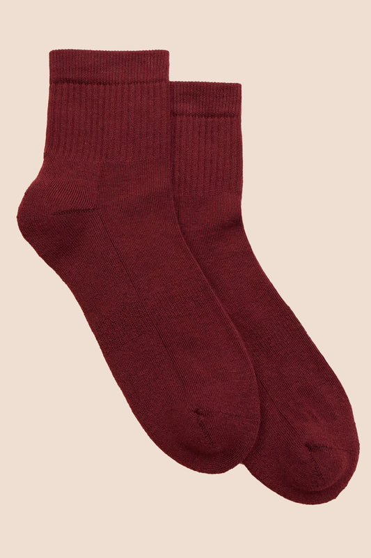 Petrone-chaussettes-tennis-coton-bio-unies-hautes-homme-bordeaux-posees