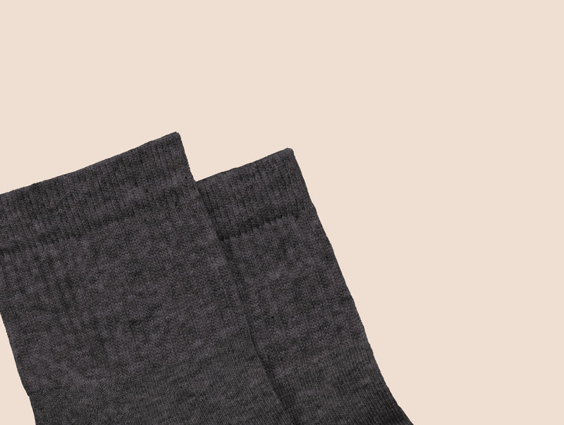 Petrone-chaussettes-tennis-coton-bio-unies-basses-homme-gris anthracite-posées#couleur_gris-anthracite-chiné