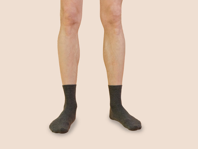Petrone-chaussettes-tennis-coton-bio-unies-basses-homme-gris anthracite-portées#couleur_gris-anthracite-chiné