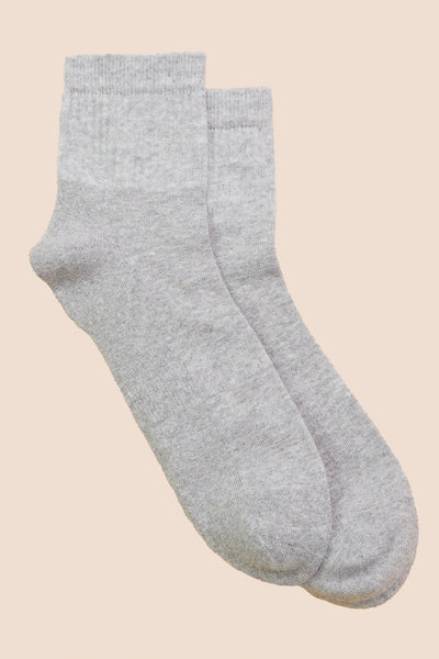 Petrone-chaussettes-tennis-coton-bio-unies-hautes-homme-gris-clair-posees