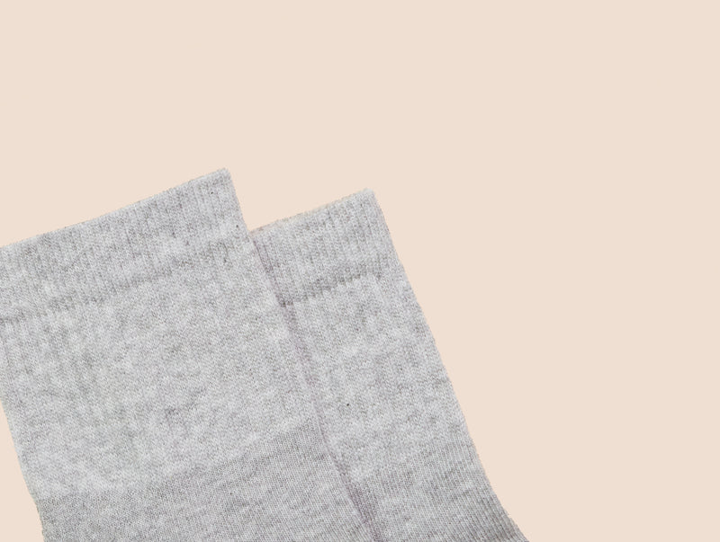 Petrone-chaussettes-tennis-coton-bio-unies-basses-homme-gris clair chiné-posees#couleur_Gris chiné clair