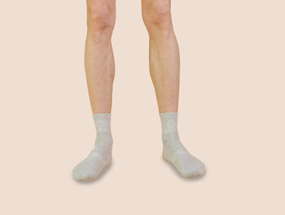 Petrone-chaussettes-tennis-coton-bio-unies-basses-homme-gris clair chiné-portées#couleur_Gris chiné clair