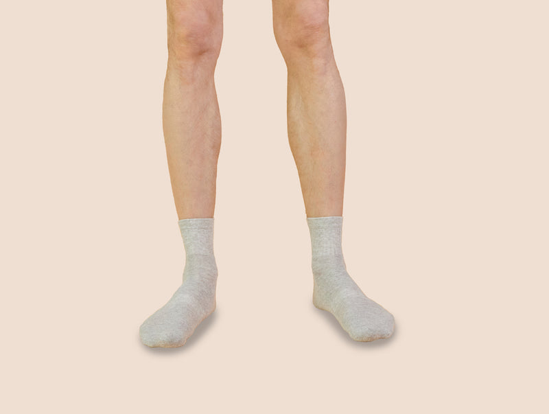 Petrone-chaussettes-tennis-coton-bio-unies-basses-homme-gris clair chiné-portées#couleur_Gris chiné clair