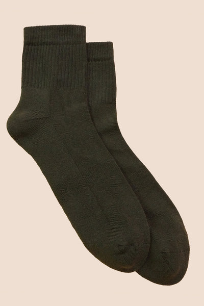 Petrone-chaussettes-tennis-coton-bio-unies-hautes-homme-vert-kaki-posees