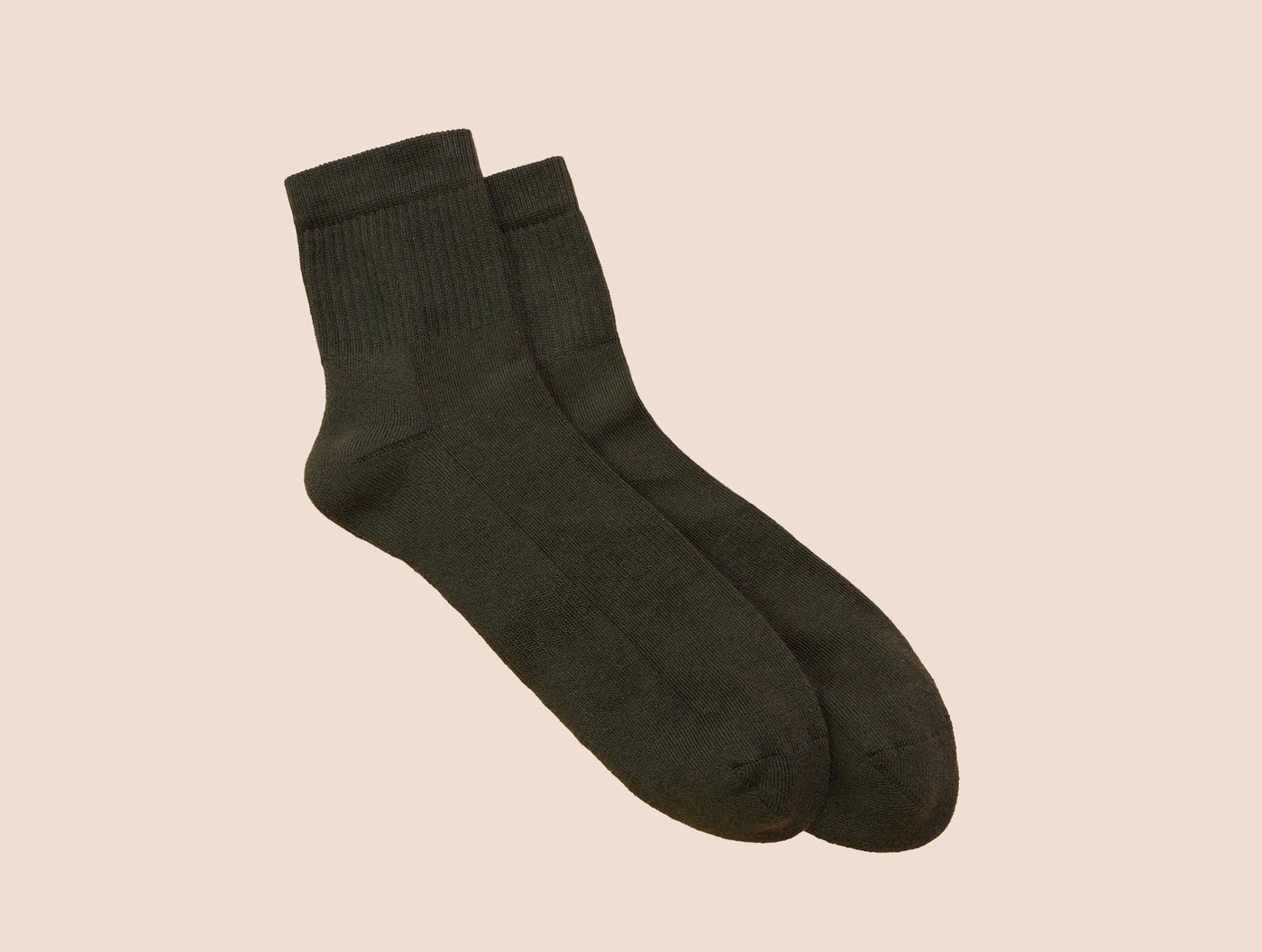 Petrone-chaussettes-tennis-coton-bio-unies-basses-homme-vert kaki-posees#couleur_vert kaki foncé