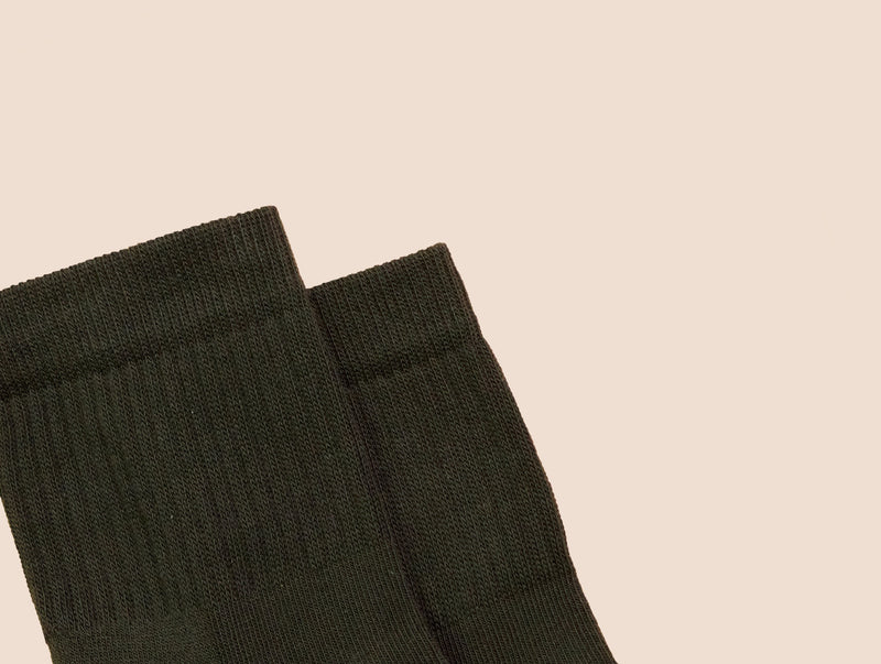 Petrone-chaussettes-tennis-coton-bio-unies-basses-homme-vert kaki-posees#couleur_vert kaki foncé