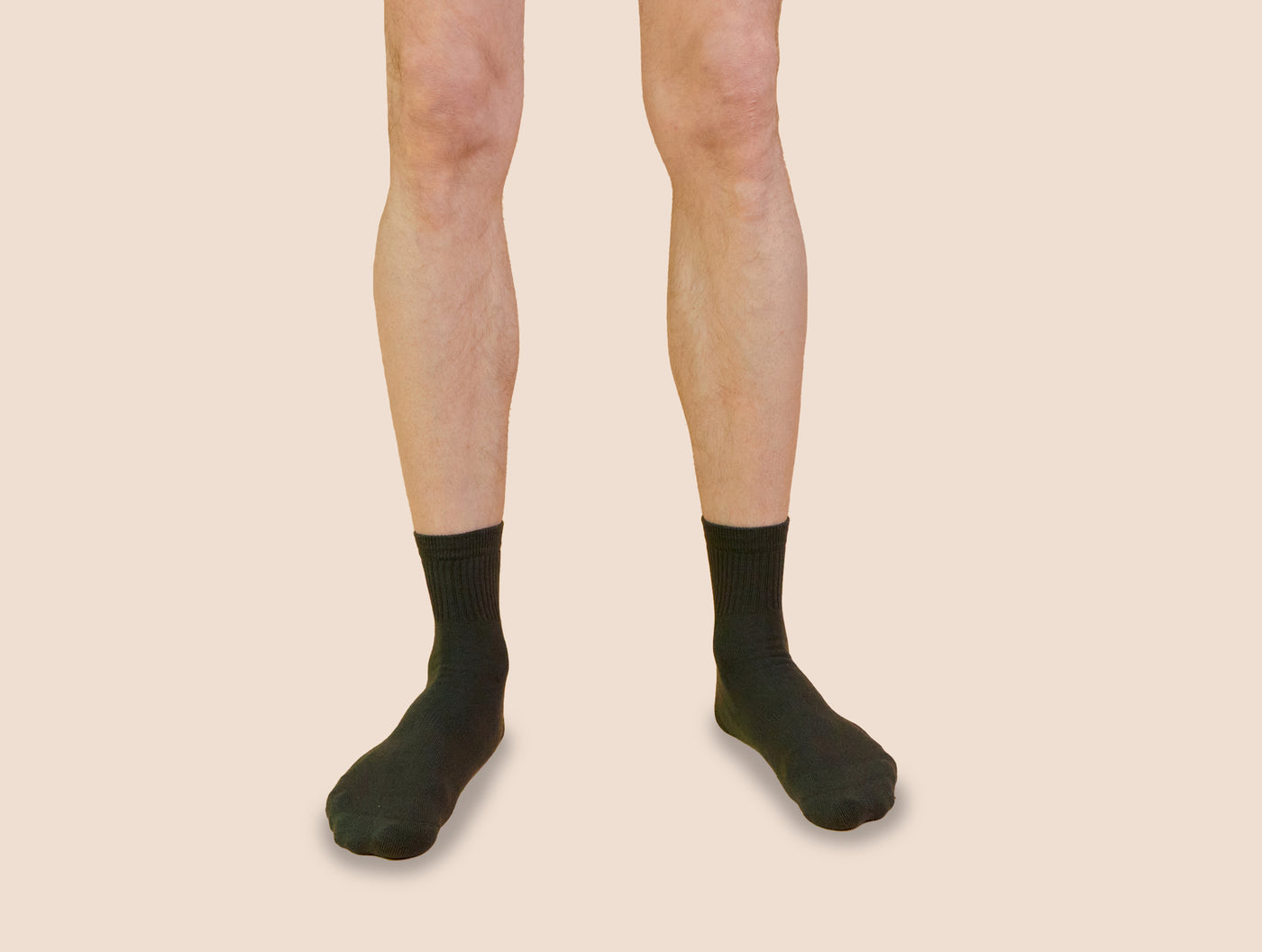 Petrone-chaussettes-tennis-coton-bio-unies-basses-homme-vert kaki-portées#couleur_vert kaki foncé