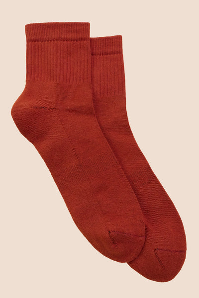 Petrone-chaussettes-tennis-coton-bio-unies-hautes-homme-rouille-posees