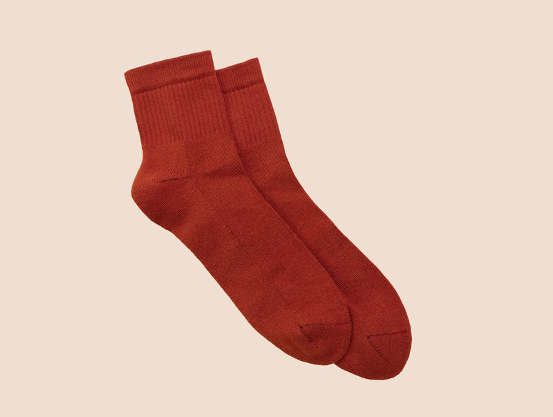 Petrone-chaussettes-tennis-coton-bio-unies-basses-homme-rouille-posees#couleur_rouille