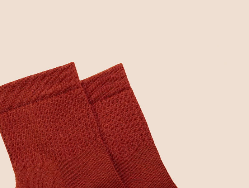 Petrone-chaussettes-tennis-coton-bio-unies-basses-homme-rouille-posees#couleur_rouille