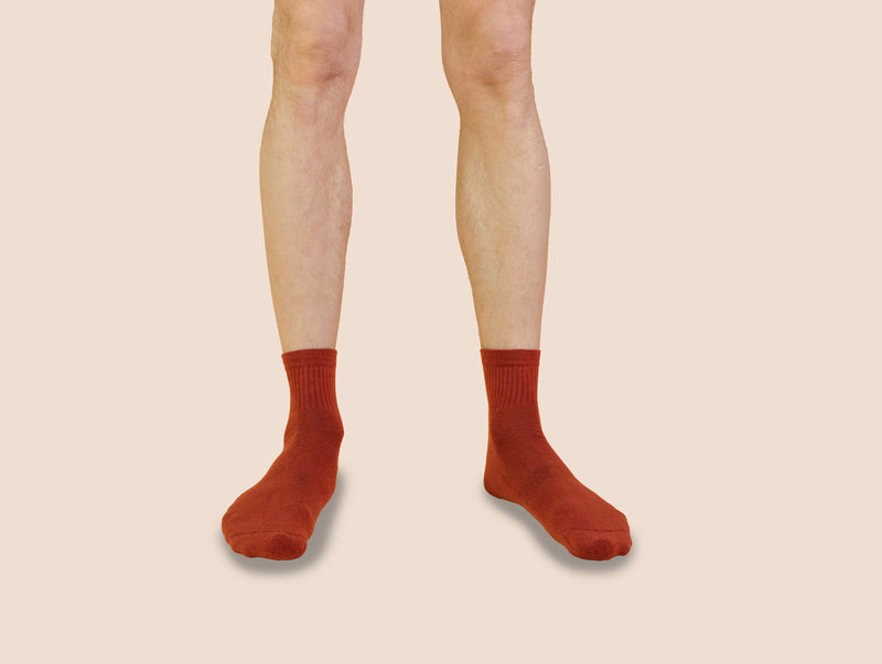 Petrone-chaussettes-tennis-coton-bio-unies-basses-homme-rouille-portées#couleur_rouille