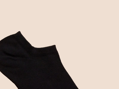 Petrone-chaussettes-invisibles-coton-bio-unies-basses-homme-noir-posees#couleur_noir