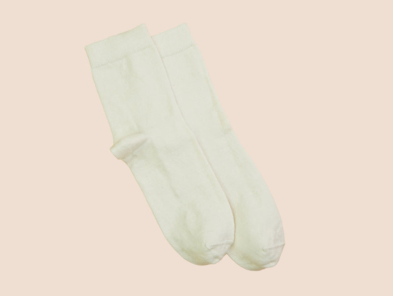 Petrone-chaussettes-lin-coton-homme-posee-blanc crème#couleur_blanc crème