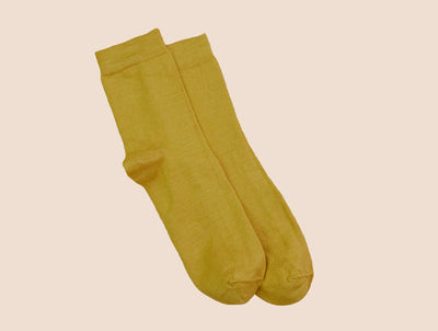 Petrone-chaussettes-lin-coton-homme-posee-jaune#couleur_jaune
