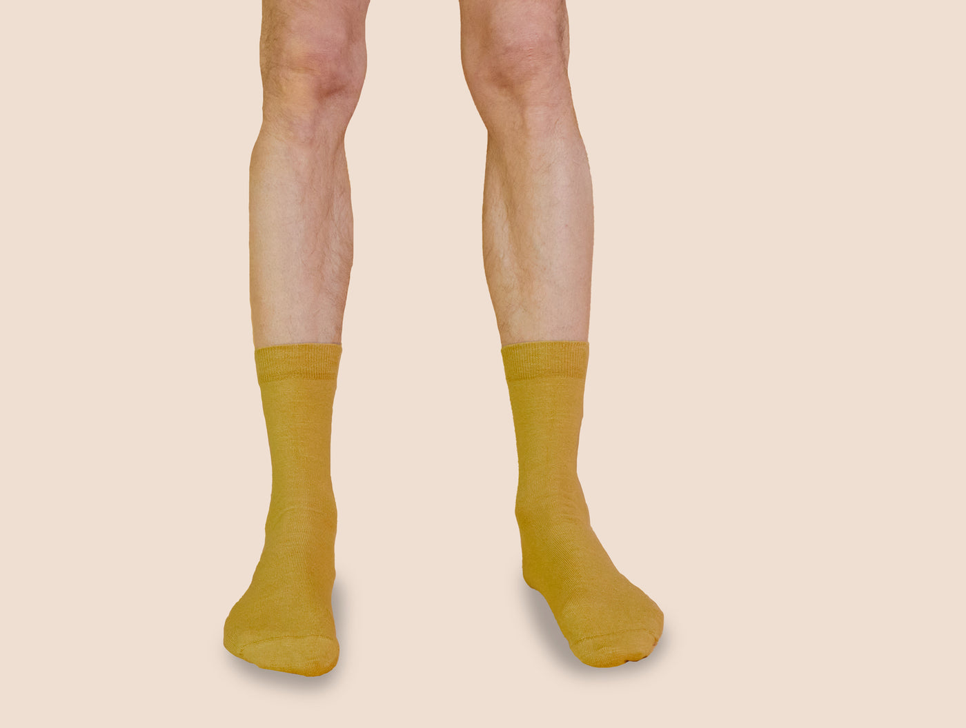 Petrone-chaussettes-lin-coton-homme-portee-jaune#couleur_jaune