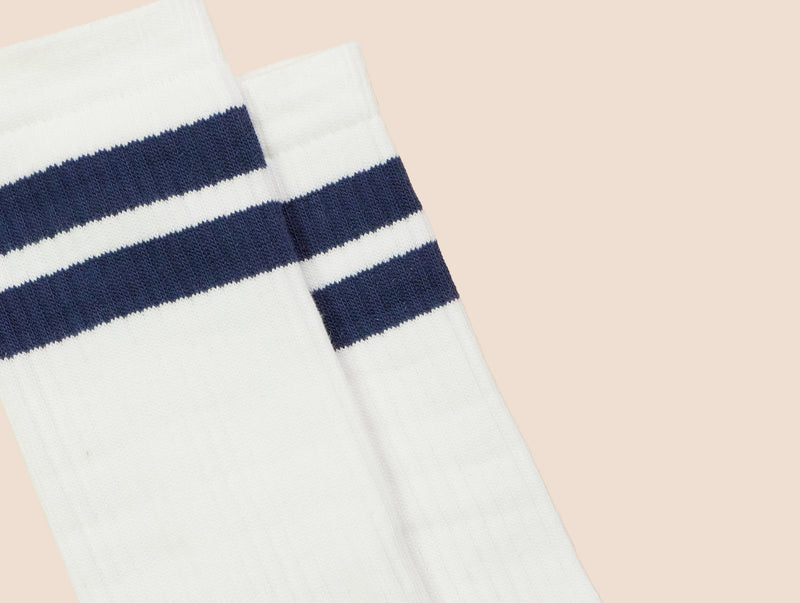 Petrone-chaussettes-tennis-coton-bio-rayures-hautes-homme-écru-bleu marine-posees#couleur_écru---bleu-marine