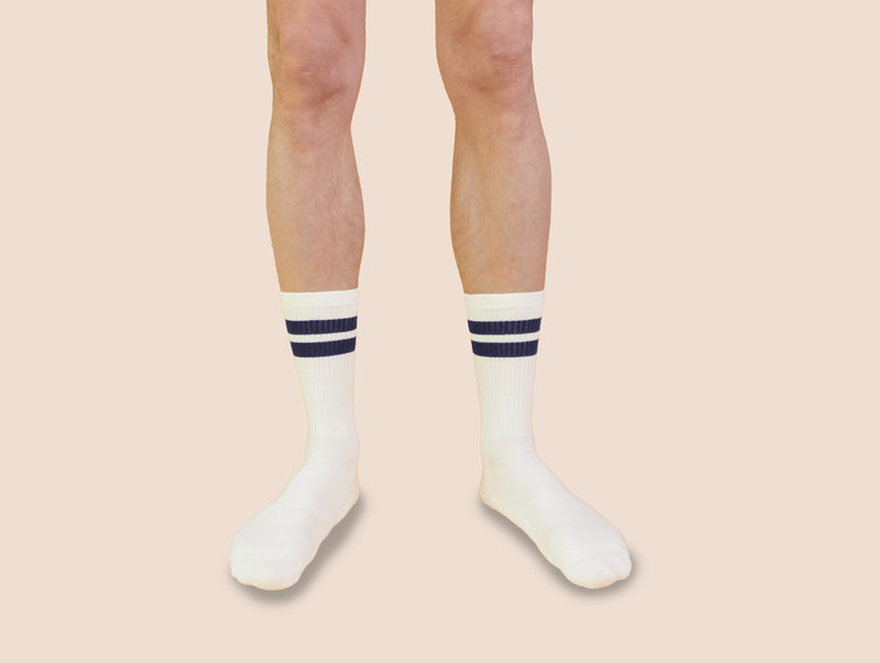 Petrone-chaussettes-tennis-coton-bio-rayures-hautes-homme-écru-bleu marine-portées#couleur_écru---bleu-marine
