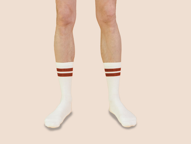 Petrone-chaussettes-tennis-coton-bio-rayures-hautes-homme-écru-rouille-portées#couleur_écru---rouille
