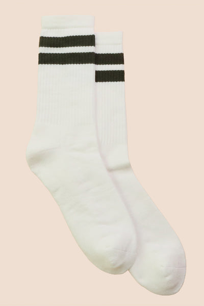 Petrone-chaussettes-tennis-coton-bio-rayures-hautes-homme-écru-vert kaki-posees