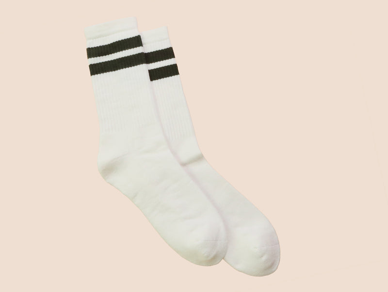 Petrone-chaussettes-tennis-coton-bio-rayures-hautes-homme-écru-vert kaki-posees#couleur_écru---vert-kaki