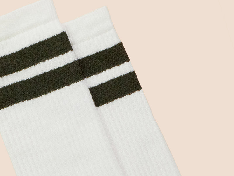 Petrone-chaussettes-tennis-coton-bio-rayures-hautes-homme-écru-vert kaki-posees#couleur_écru---vert-kaki