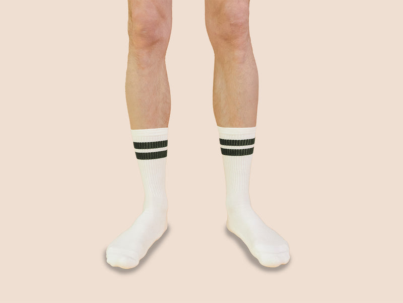 Petrone-chaussettes-tennis-coton-bio-rayures-hautes-homme-écru-vert kaki-portées#couleur_écru---vert-kaki