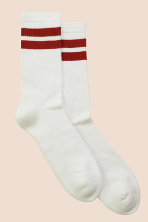 Petrone-chaussettes-tennis-coton-bio-rayures-hautes-homme-écru-rouille-posees